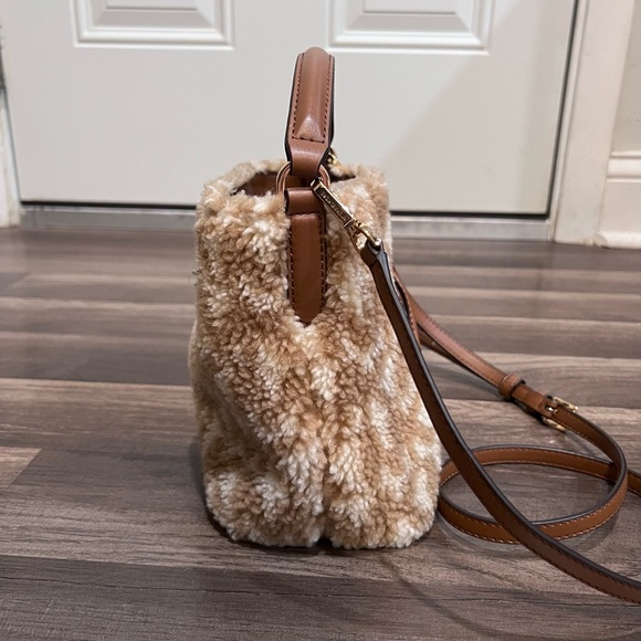 Michael Kors Suri Small Faux Fur Sherpa Tan Shearling Bucket Crossbody Bag - Picture 5 of 13